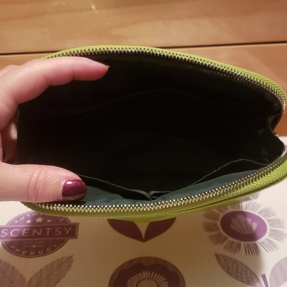 Being True Makeup bag - Picture 2 of 5